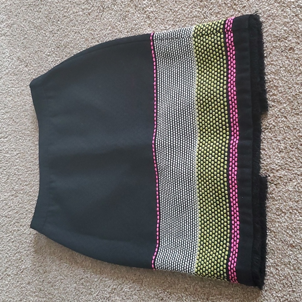 Trina Turk black embroidered pencil skirt sz 0